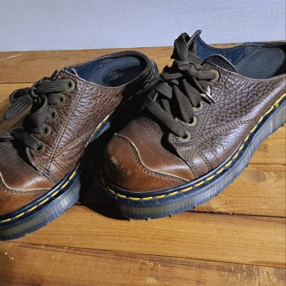 DR MARTENS CLOGS!